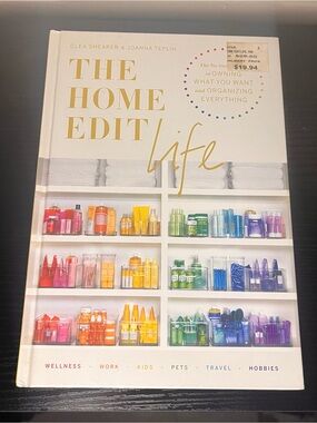 The Home Edit Life - White Cover with Rainbow Organized Shelves